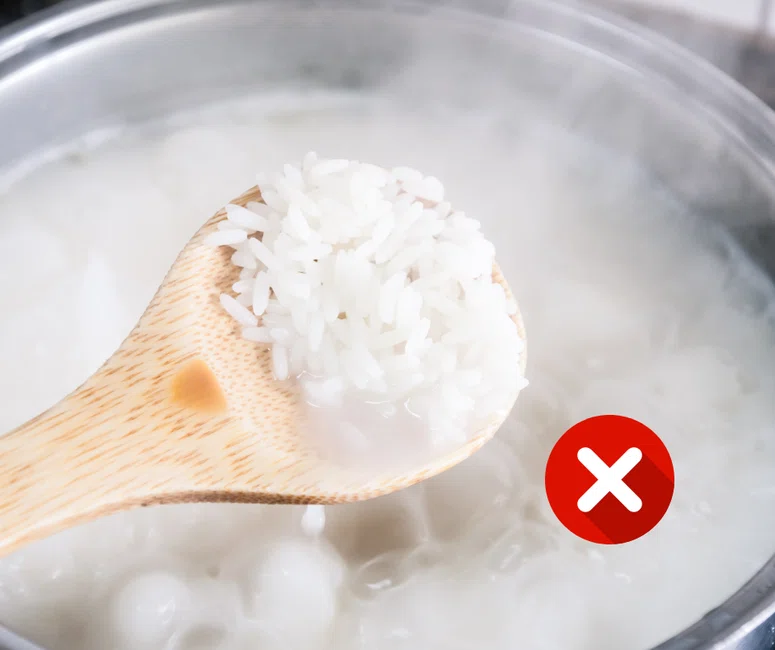 Nie wylewaj wody po ugotowanym ryżu! Sprawdź do czego się przyda!