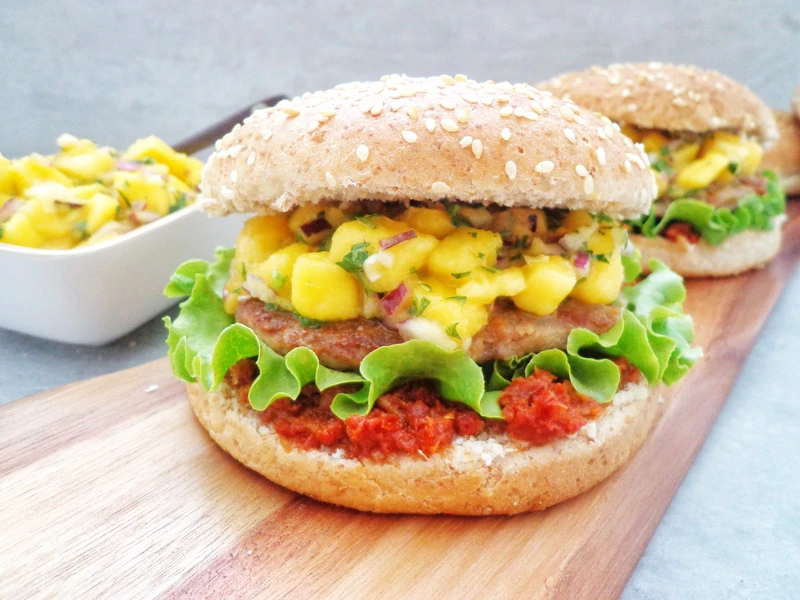 Hamburger wołowo-wieprzowy z salsą mango