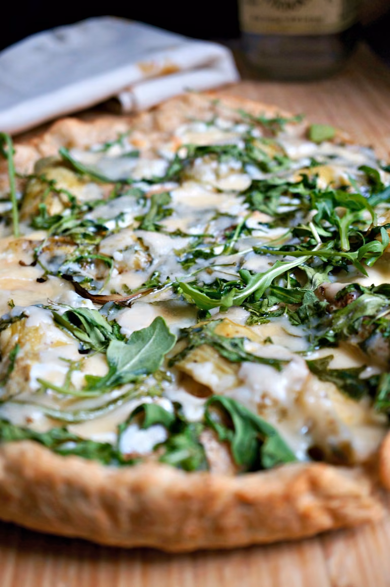 Pełnoziarnista Pizza z Marynowanymi Karczochami i Rukolą