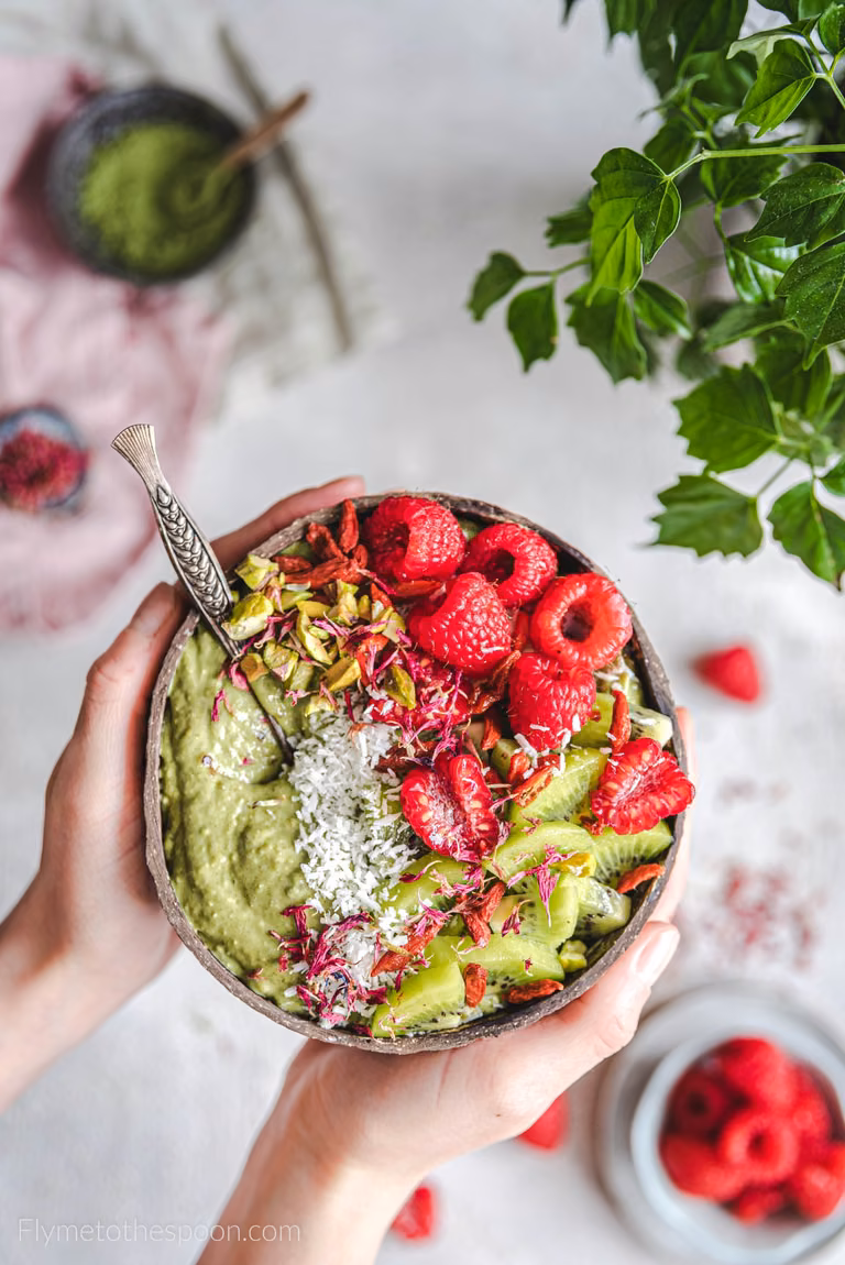 Smoothie bowl z awokado i matchą