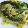 Makaron z pesto i szparagami