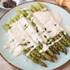 Szparagi w sosie serowym cacio e pepe