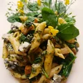 Makaron penne ze szpinakiem, boczkiem i gorgonzolą