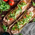 Domowe bagietki z mozzarellą, pomidorami i rukolą