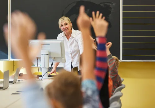 Nawet 4500 zł dla pracowników po 55. roku życia! ZUS wypłaca to świadczenie co miesiąc