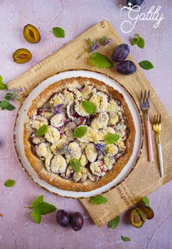 Krucha tarta ze śliwkami i kruszonką
