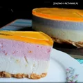 Sernik malinowy na spodzie z daktyli bez pieczenia