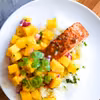 Pieczony łosoś teriyaki z salsą mango i cytrynowo-bazyliowym ryżem