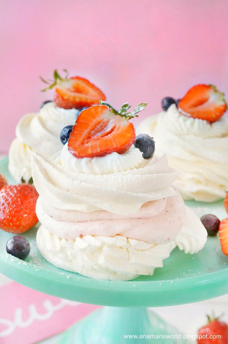 Mini pavlova z kremem mascarpone i truskawkami
