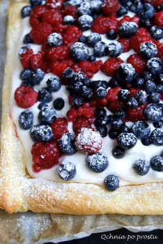 Szybkie ciasto francuskie z kremem mascarpone i sezonowymi owocami