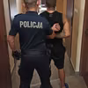 Agresywny 27-latek Zatrzymany w Nowym Porcie: Atak na Kobietę i Policjantów