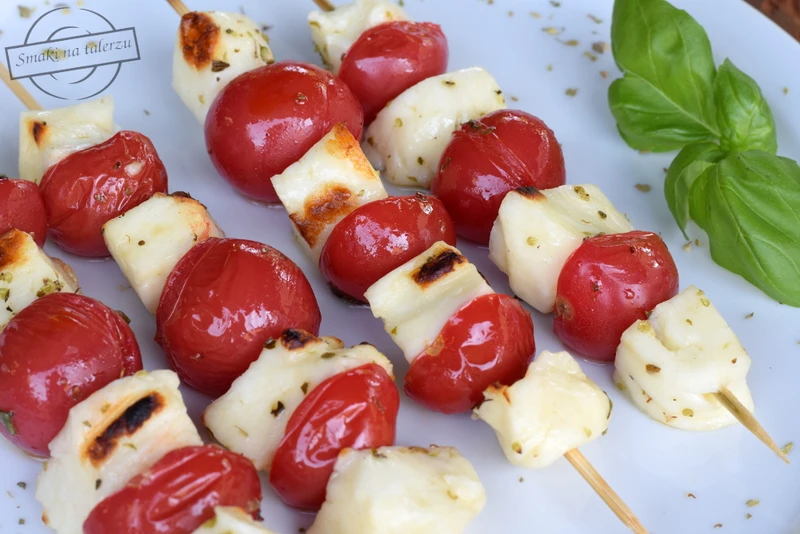 Szaszłyki z sera halloumi i pomidorków koktajlowych