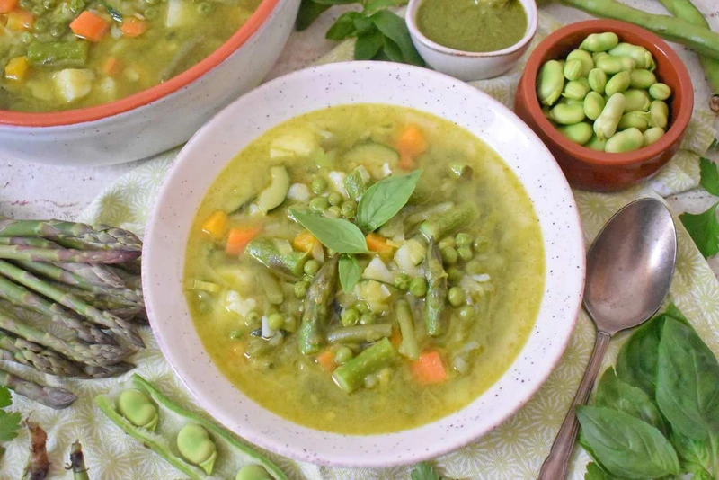 Włoska zupa jarzynowa z pesto