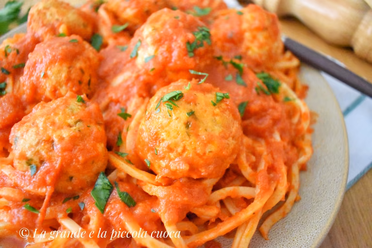 Spaghetti z pulpecikami z dorsza w sosie pomidorowym
