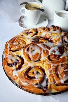 Zakręcone drożdżówki z konfiturą truskawkową!