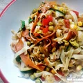 Smażony makaron ryżowy z warzywami