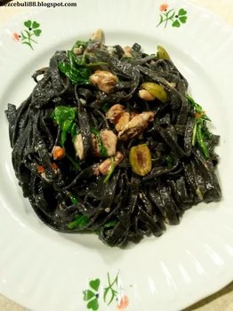 Czarny makaron fettuccine z sardynkami i oliwkami
