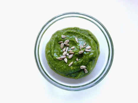 PESTO Z LIŚCI RZODKIEWKI