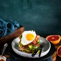 Pomysł na wytrawne śniadanie: placuszki z jajkiem i bekonem