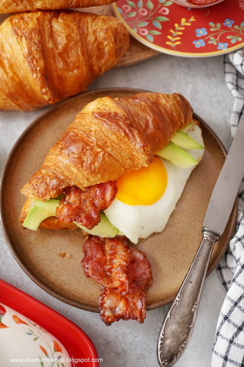 Croissant z jajkiem sadzonym, awokado i boczkiem