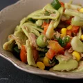 Sałatka z tuńczykiem i makaronem foglie spinaci