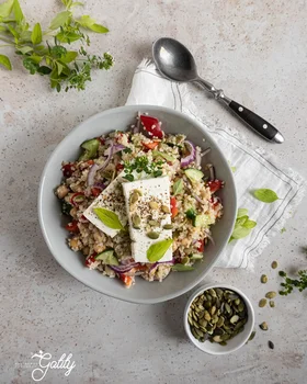 Sałatka z kaszą bulgur i fetą