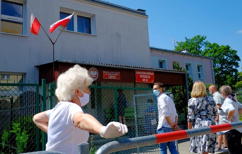 Zmiany w lokalach wyborczych: te osoby zagłosują bez kolejki