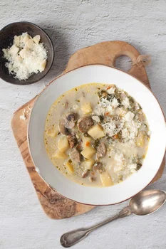 Zupa z pieczarkami, jarmużem i kiełbasą