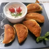 Pierożki drożdżowe z kurczakiem, pieczarkami i serem żółtym