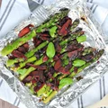 Grillowane szparagi z marchewkowym „bekonem”