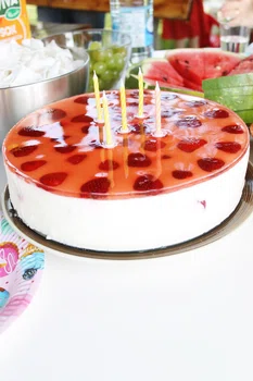 Tort jogurtowo truskawkowy – idealny na urodziny i domowe przyjęcia