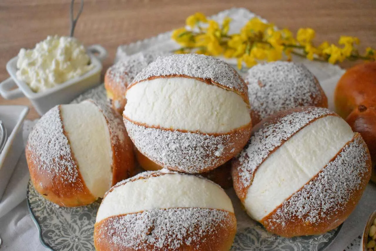 Wielkanocne włoskie bułeczki "Maritozzo quaresimale" z rodzynkami