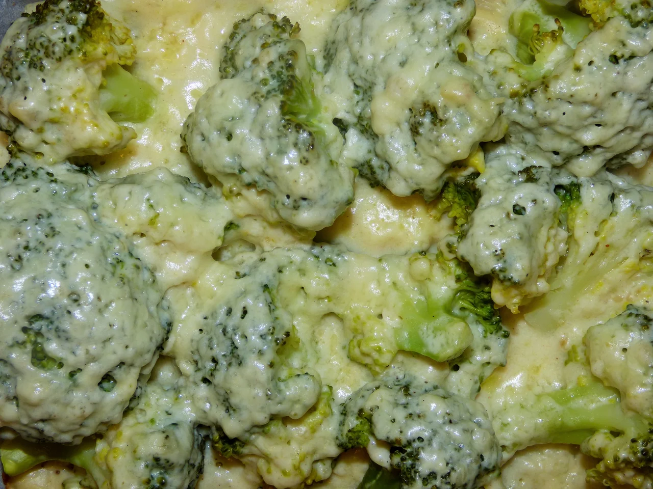 Brokuły pieczone w sosie beszamelowym