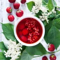 Kompot z truskawek i kwiatów czarnego bzu