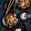 Makaron soba po azjatycku z warzywami i polędwiczką wieprzową