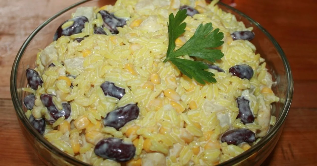 Sałatka z curry, ryżem i kurczakiem
