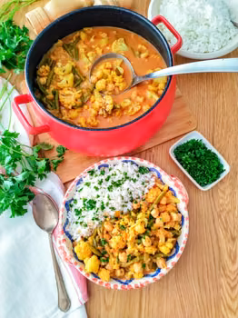 Curry z kalafiorem i ciecierzycą
