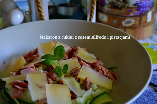 Makaron z cukinii z sosem Alfredo