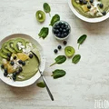 zielony koktajl z miski (smoothie bowl) na dzień Św. Patryka!