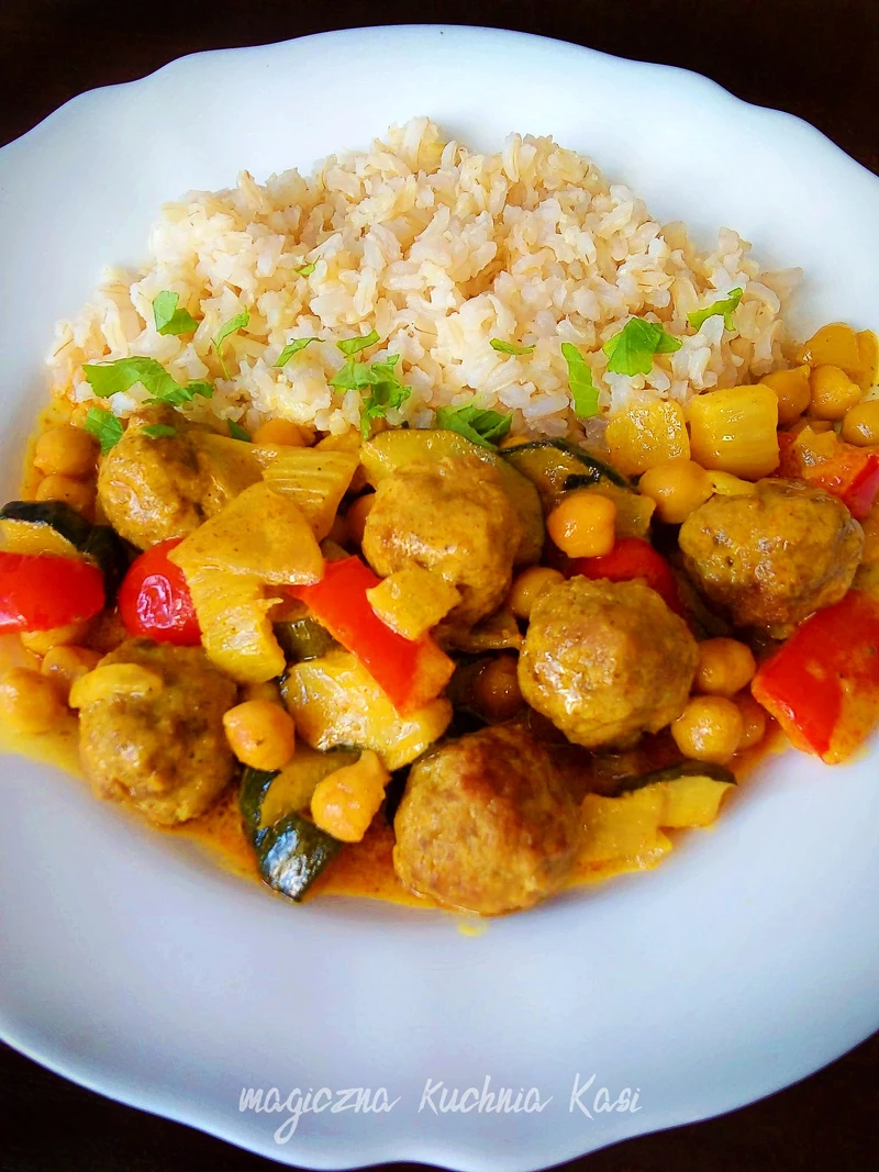 Klopsiki z ciecierzycą, papryką i cukinią w sosie curry