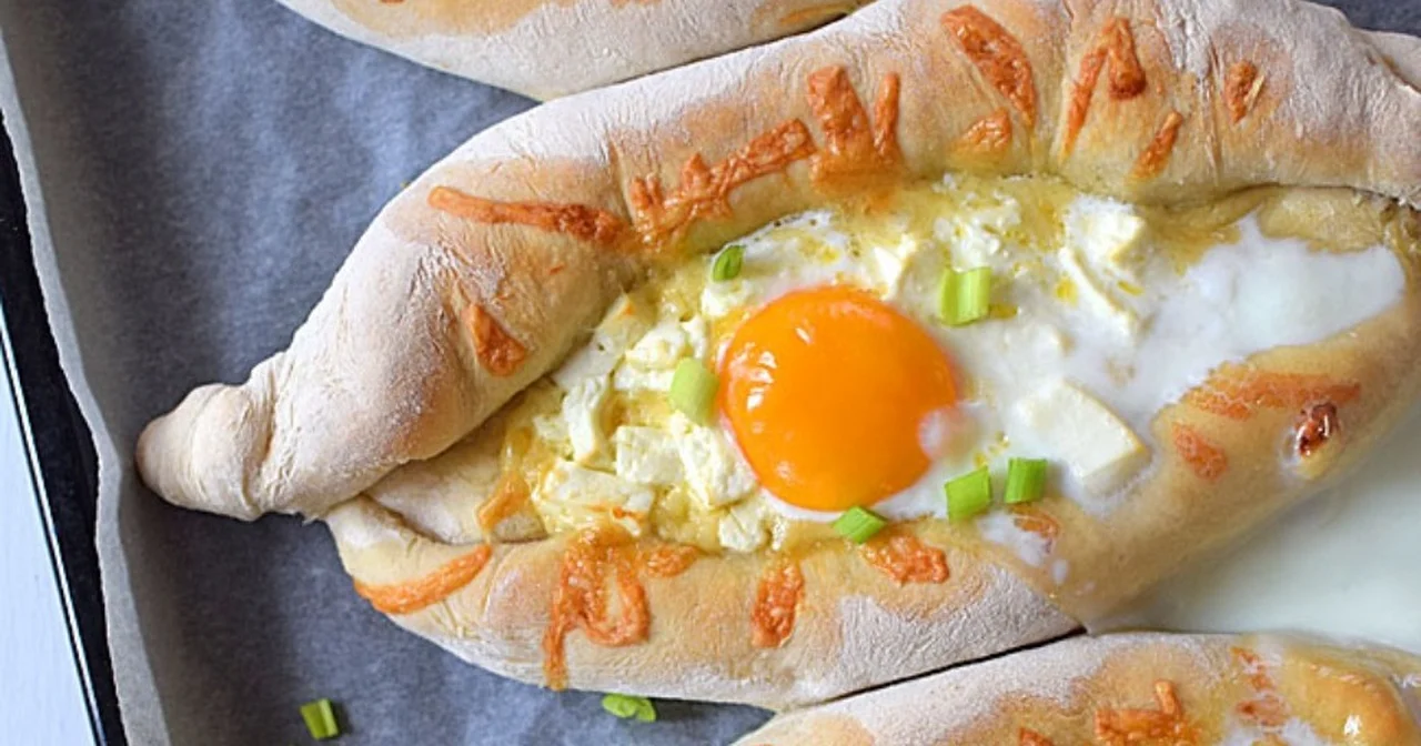 Chaczapuri adżarskie - chlebowe łódeczki z serem i jajkiem