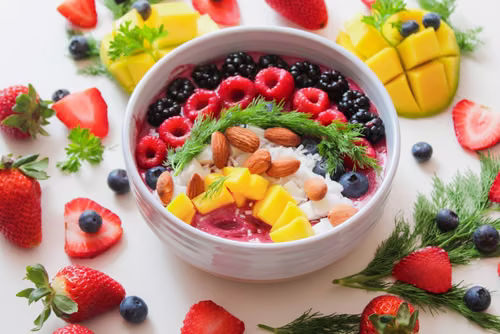 Śniadaniowa miska smoothie z truskawkami i bananem.