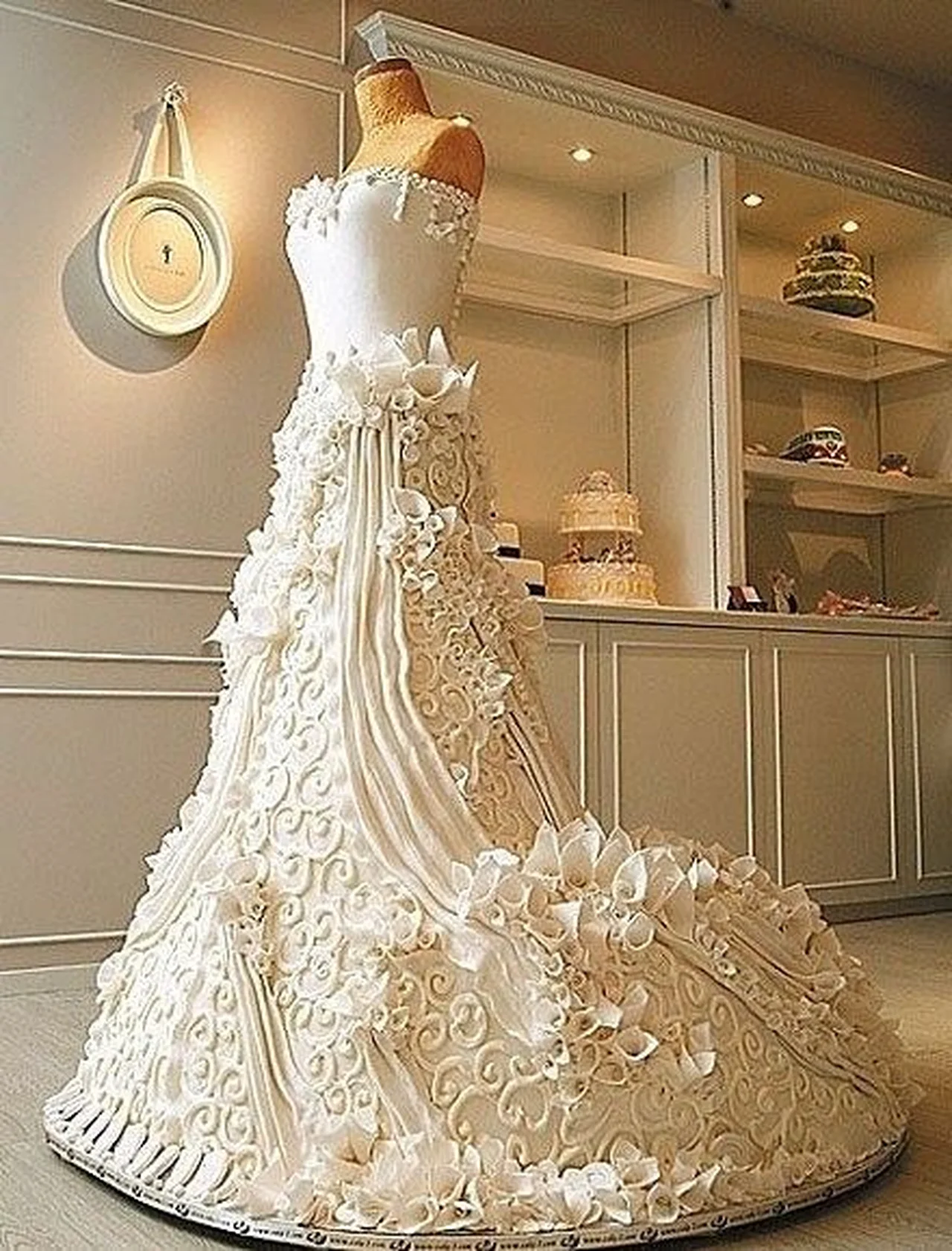 Tort w kształcie sukni ślubnej