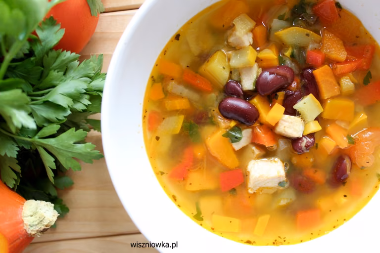 Włoska zupa Minestrone z dodatkiem pieczonego schabu