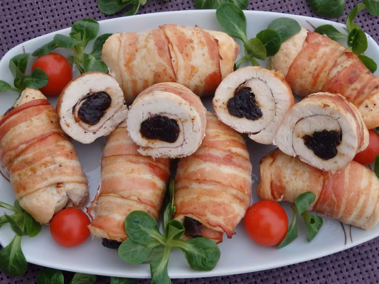 Pieczone roladki drobiowe z suszonymi śliwkami