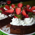 Tort Podwójnie Czekoladowy z Bitą Śmietaną i Truskawkami