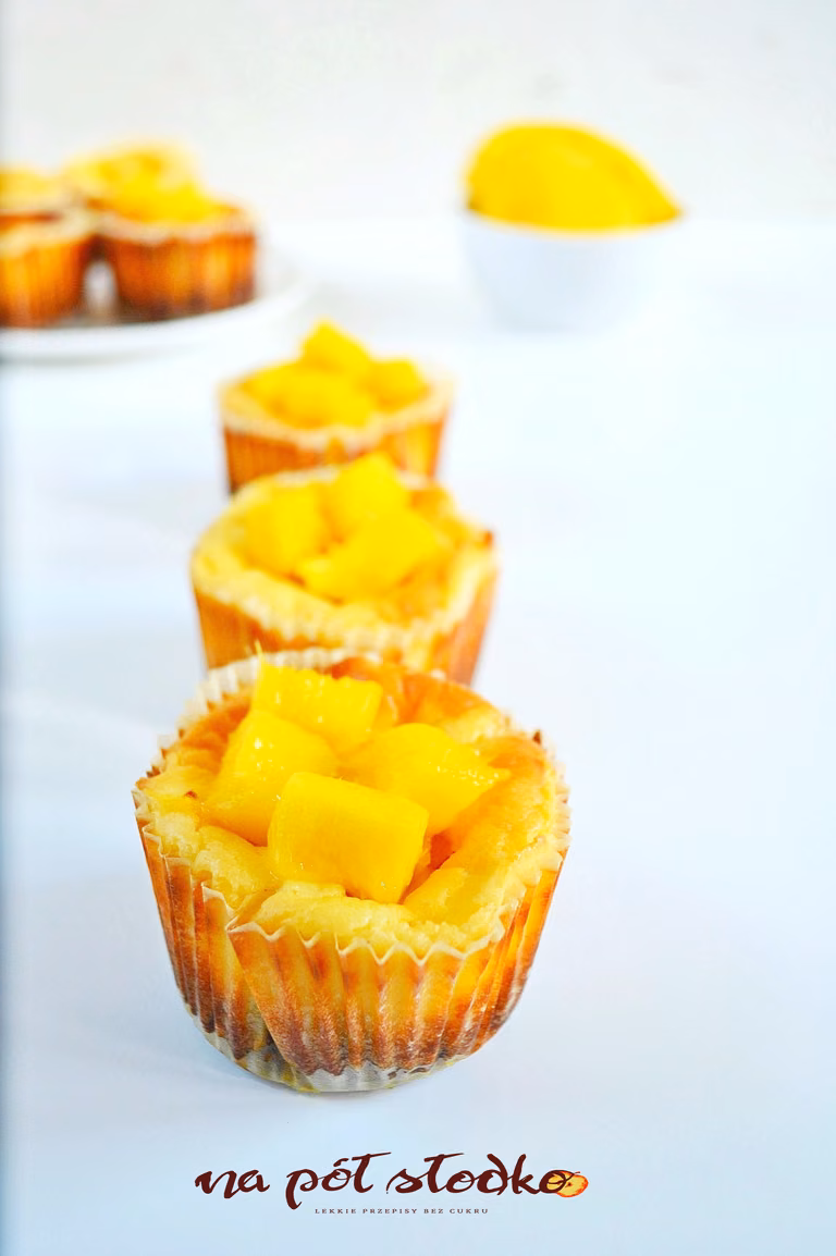 Serniczki z mango na razowym spodzie bez cukru