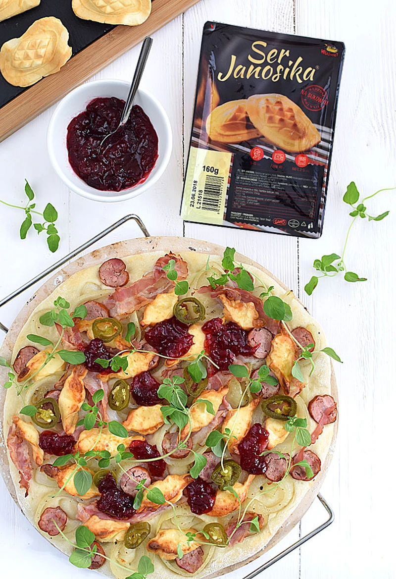 Pizza *bacowska* z serem Janosika, kiełbasą i boczkiem i pikantnym akcentem