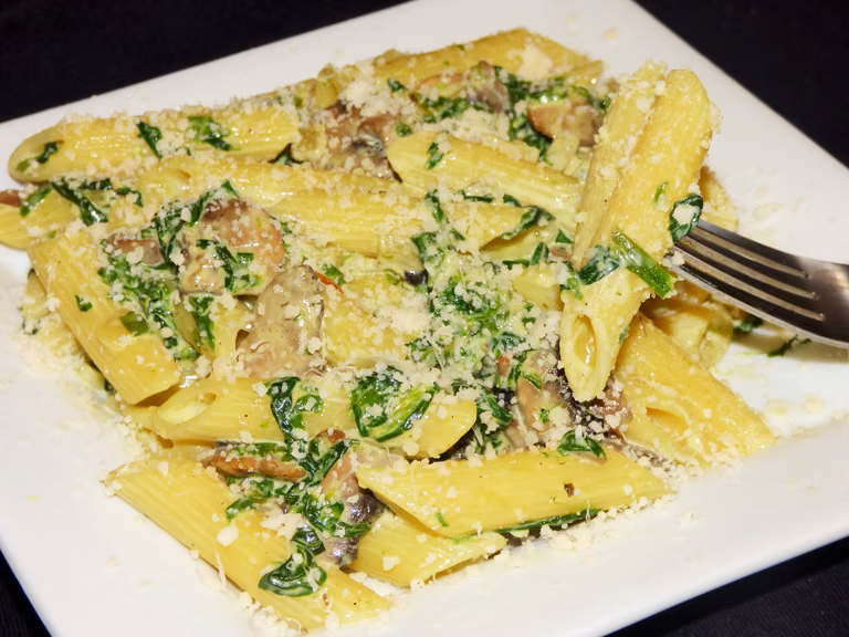 Penne ze szpinakiem i pieczarkami w sosie śmietanowym