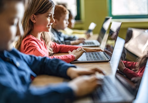 Program MEN za 1,15 mld zł okazał się klapą! Laptopy leżą w szafie i tylko się kurzą!
